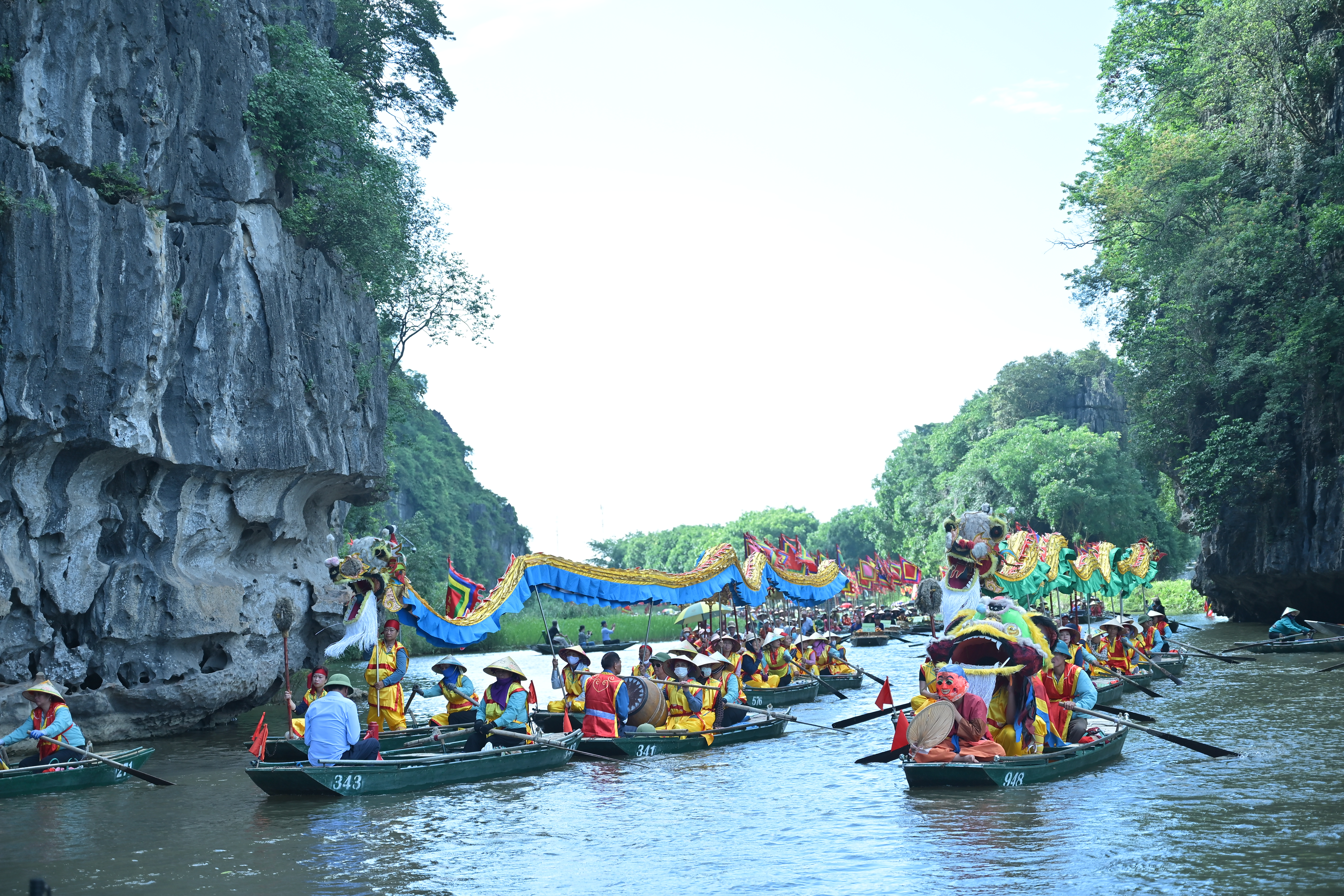 Nghi lễ rước rồng trên sông Ngô Đồng mở đầu chuỗi hoạt động lễ hội