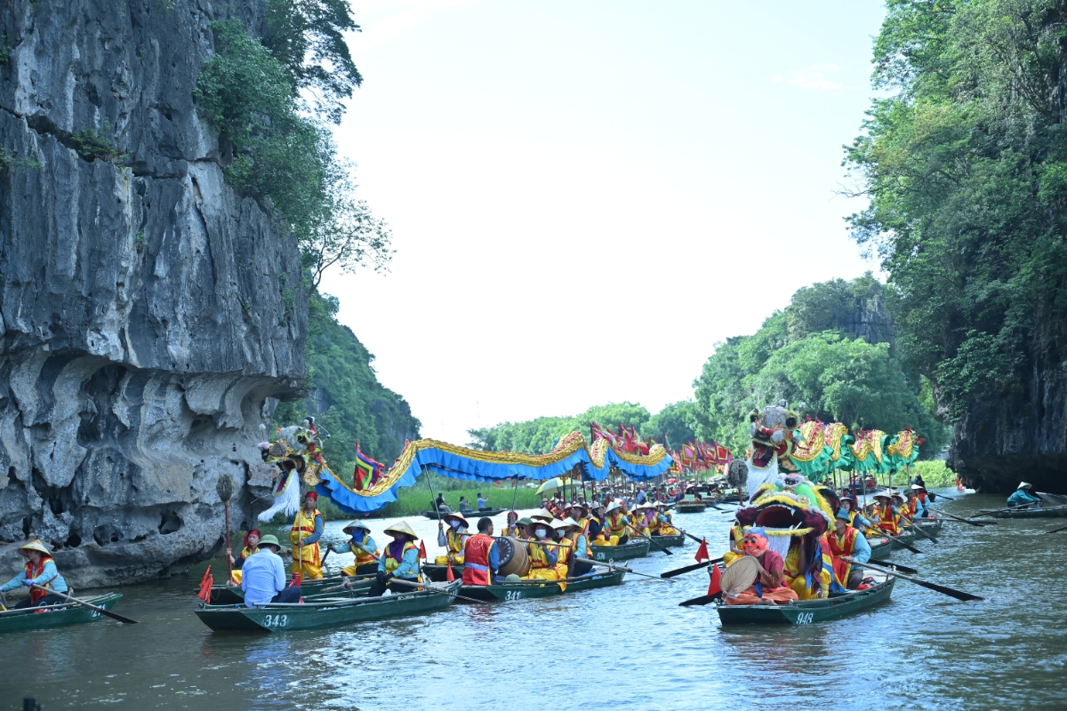 Nghi lễ rước rồng trên sông Ngô Đồng mở đầu chuỗi hoạt động lễ hội