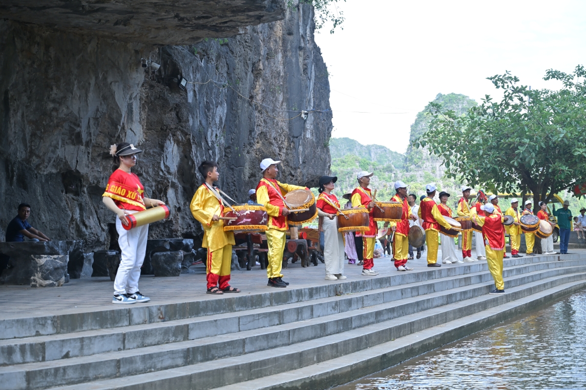 Những màn trống hội rộn ràng khuấy động không khí lễ hội bên dòng Ngô Đồng.
