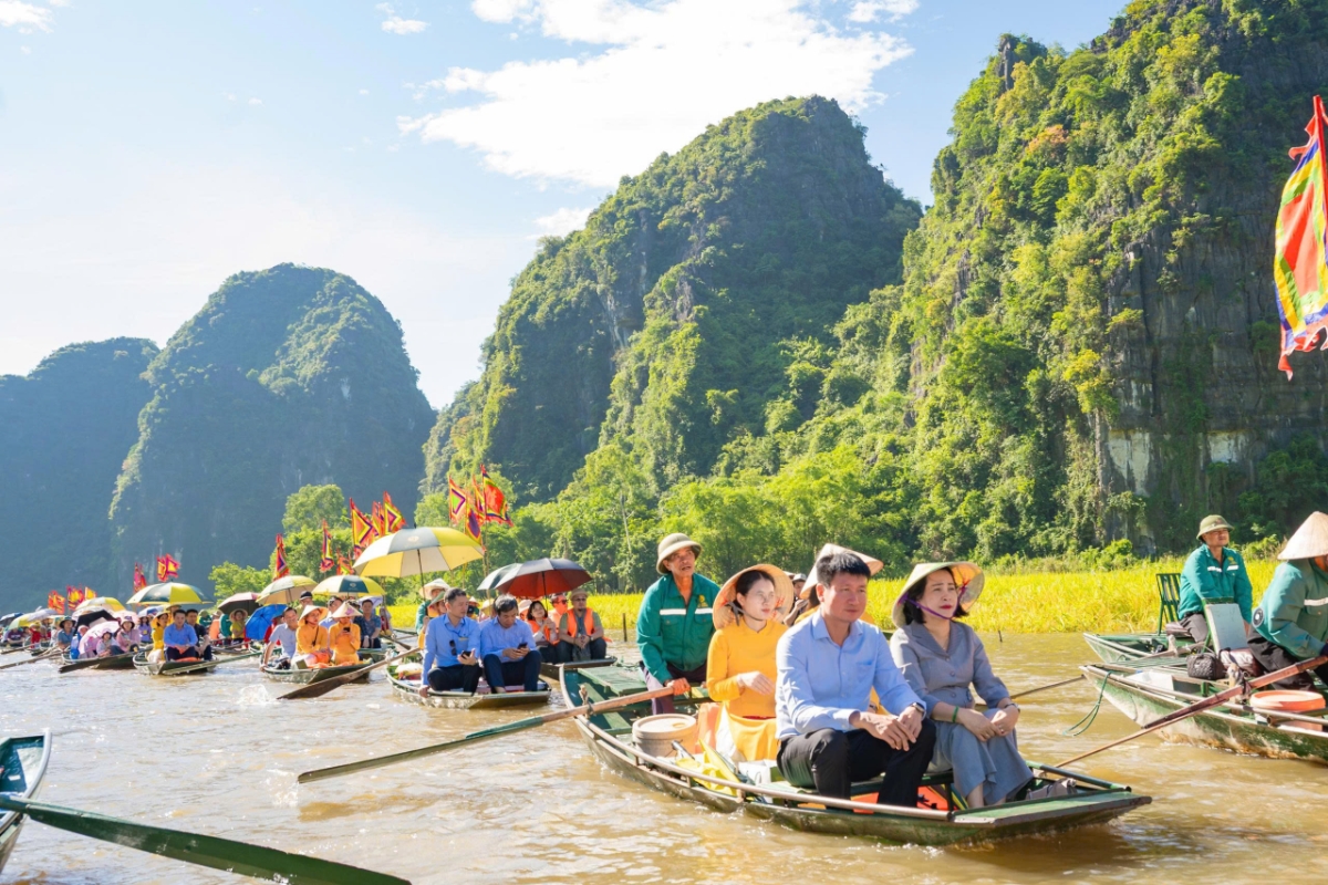 Phó Chủ tịch Quốc hội Nguyễn Thị Thanh, Bí thư Tỉnh uỷ Ninh Bình Trần Huy Tuấn cùng hàng nghìn du khách dự lễ khai hội.