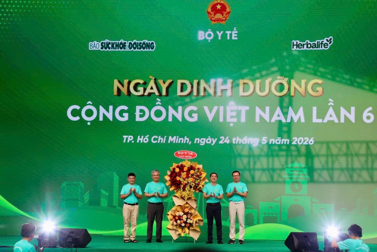 Ngày Dinh dưỡng Cộng đồng Việt Nam lần 6 nhận lãng hoa chúc mừng của Bộ Y tế, sáng 24/5.