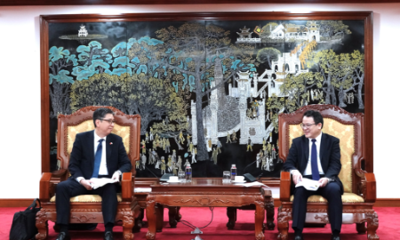 Thứ trưởng Bộ Tài chính Trần Quốc Phương tại buổi tiếp và làm việc với ông Hayakawa Yuho, Phó Chủ tịch Cơ quan Hợp tác Quốc tế Nhật Bản (JICA) vào ngày 25/5. (Ảnh: Bộ Tài chính)