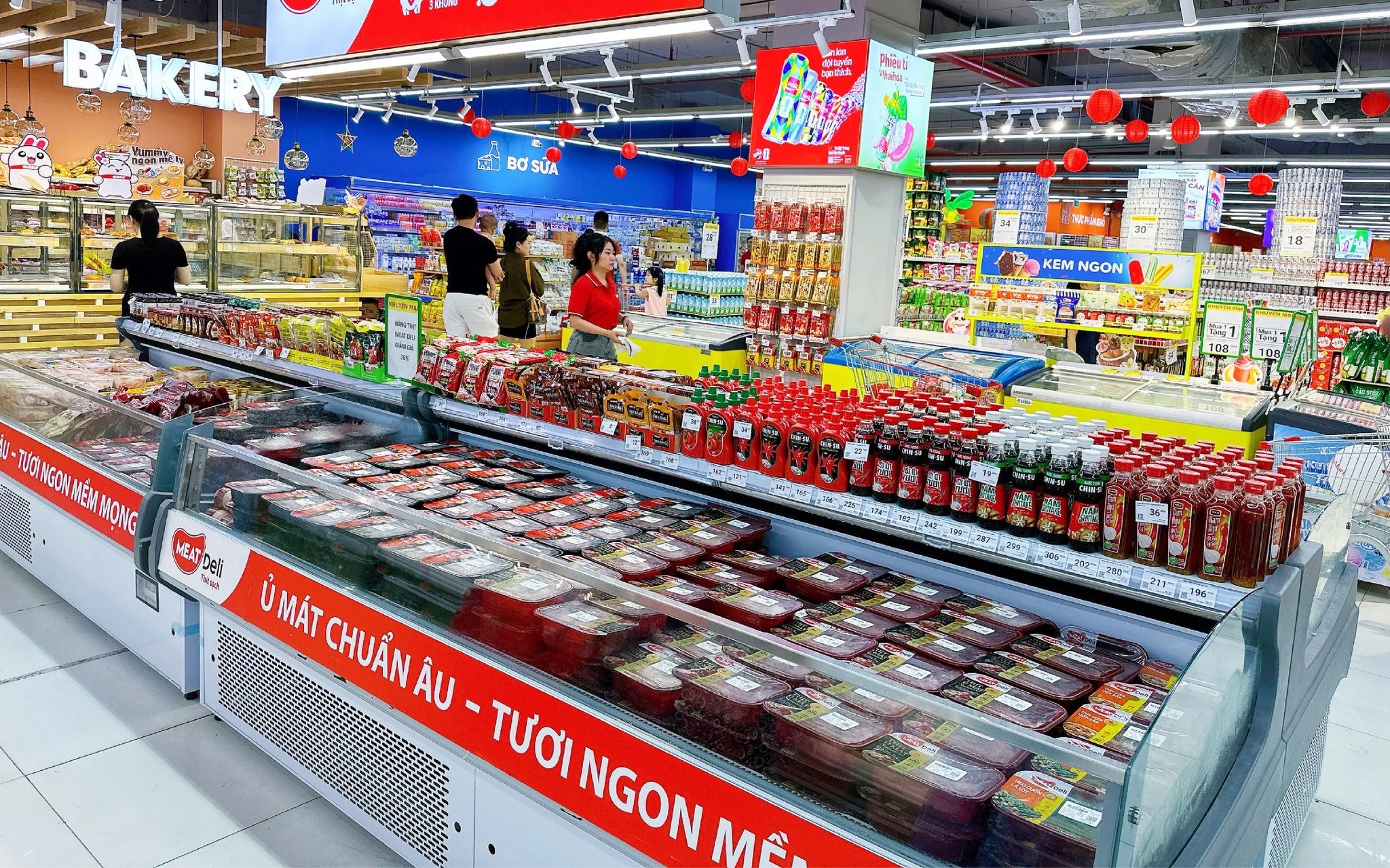 Người tiêu dùng ưu tiên các mặt hàng thiết yếu, hạn chế mua sắm xa xỉ và tăng cường nấu ăn tại nhà để tiết kiệm chi phí.