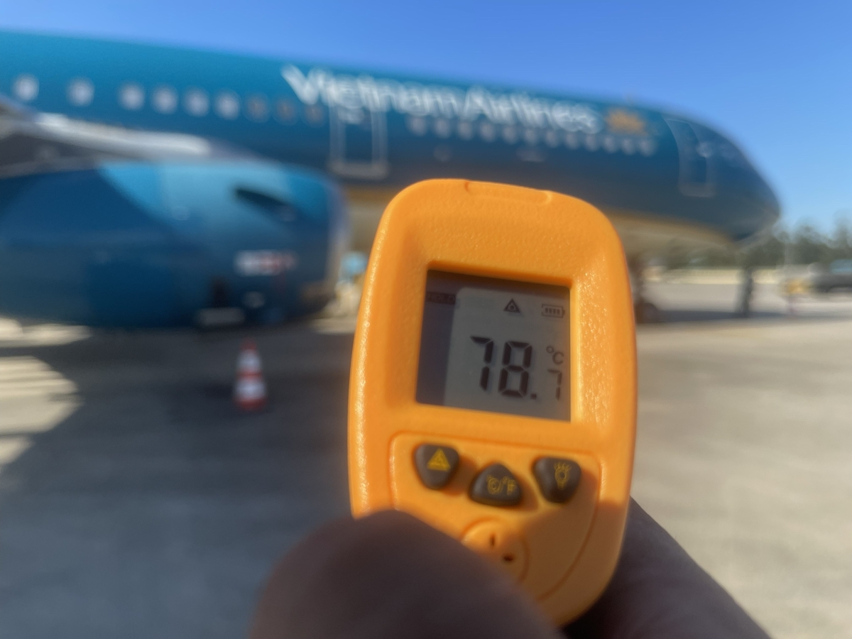 Nhiệt độ ghi nhận thực tế tại sân đỗ Nội Bài lúc 15h, ngày 25/5 . (Ảnh: VNA).