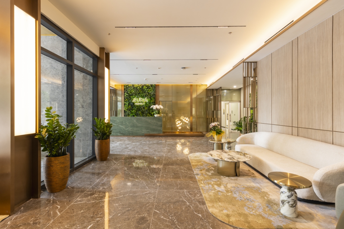 Không gian sảnh tinh tế chào đón cư dân trở về tại tòa The Aura - dự án LUMIÈRE Evergreen.