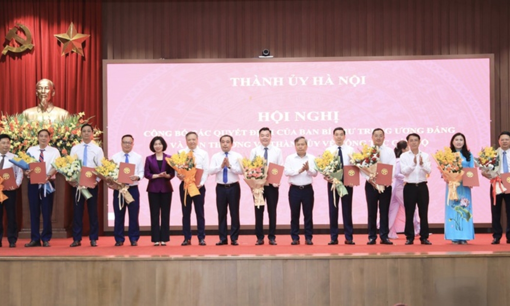 Bí thư Thành ủy Trần Đức Thắng và các đồng chí lãnh đạo Thành phố tặng hoa chúc mừng các đồng chí nhận nhiệm vụ mới. Ảnh: hanoi.gov.vn