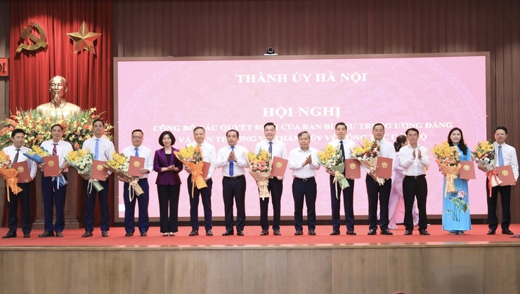Bí thư Thành ủy Trần Đức Thắng và các đồng chí lãnh đạo Thành phố tặng hoa chúc mừng các đồng chí nhận nhiệm vụ mới. Ảnh: hanoi.gov.vn