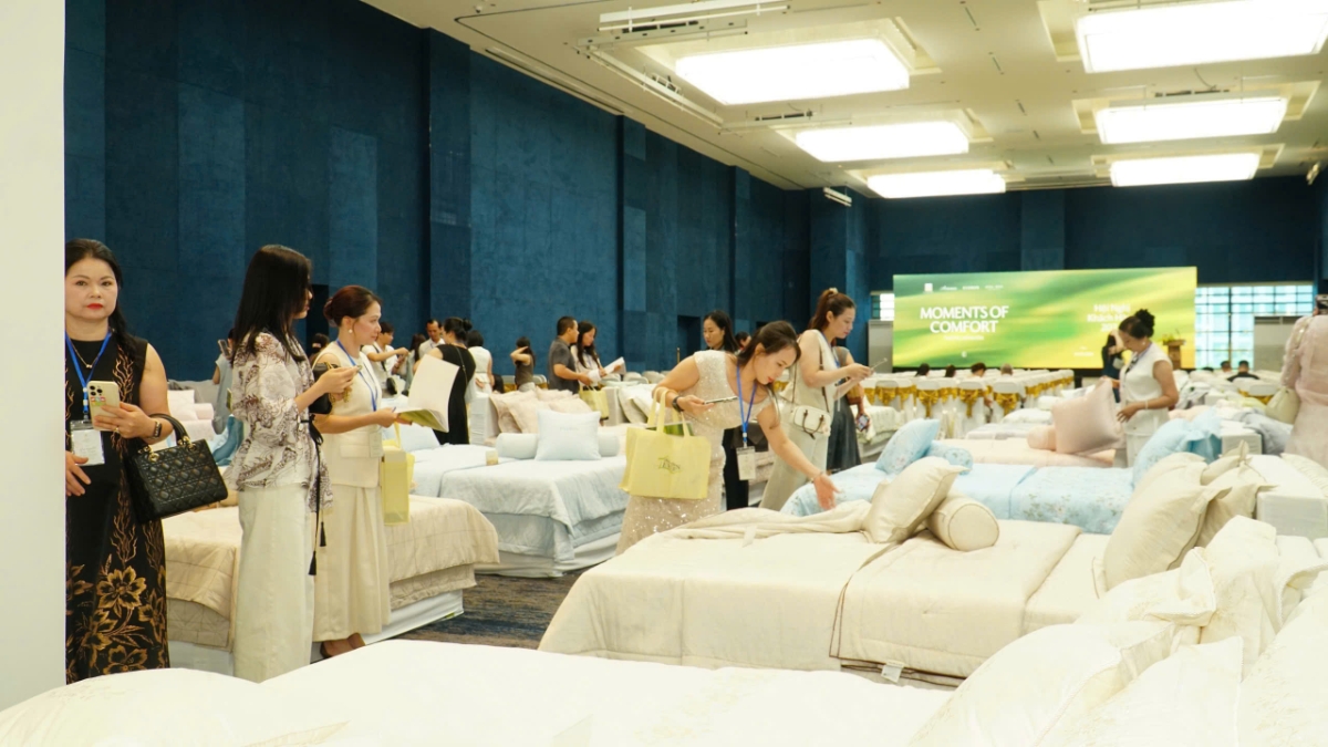 Tại hội nghị, Bộ sưu tập chăn ga gối đệm 2027 với chủ đề “Moments&nbsp; of Comfort – Những Mảnh Êm” đã chính thức được giới thiệu như&nbsp;một dấu ấn trong hành trình phát triển thương hiệu của Everon.