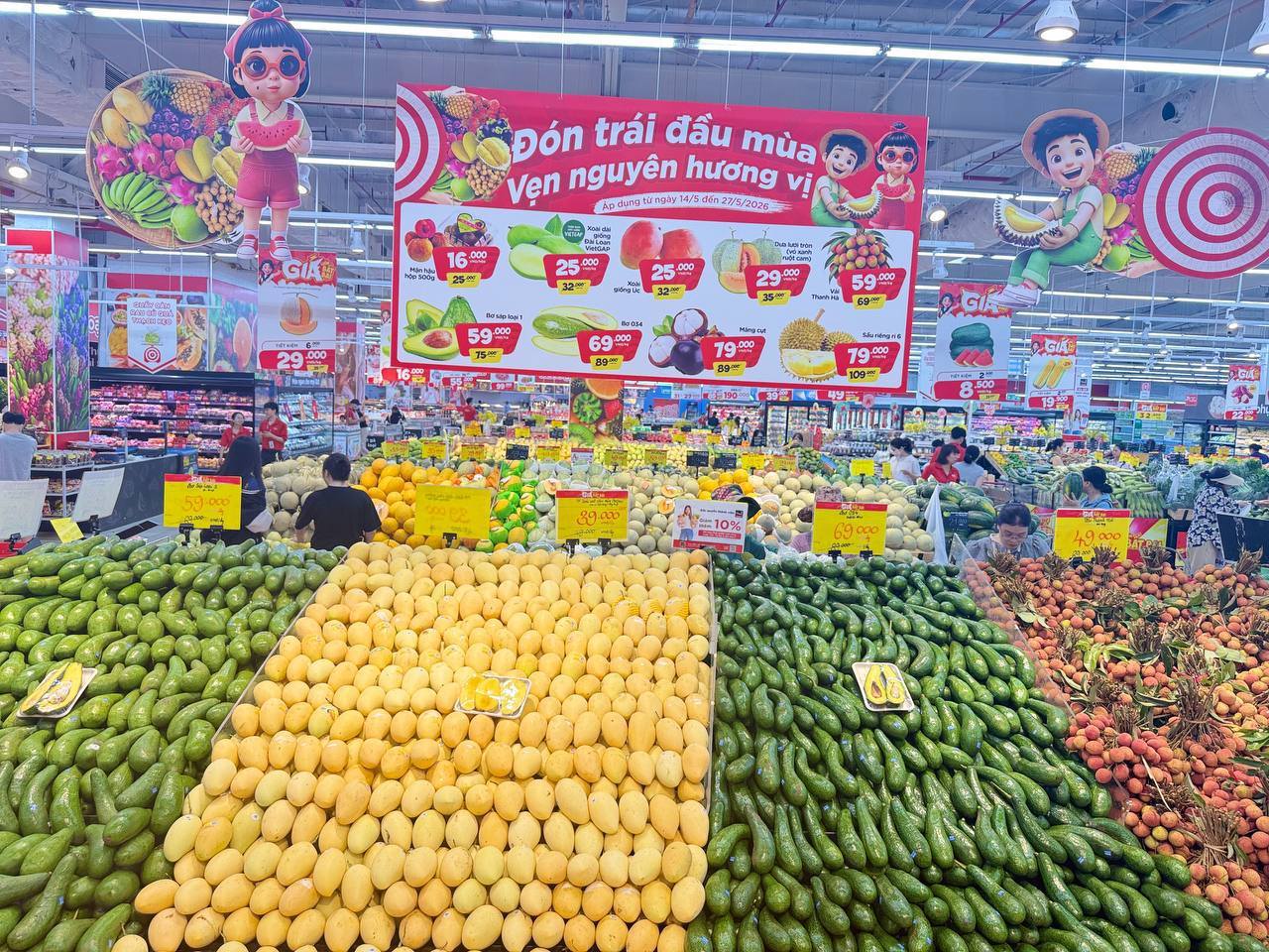 Ghi nhận tại nhiều hệ thống bán lẻ cho thấy sức mua đang tập trung vào các nhóm hàng thực phẩm, đồ uống, trái cây...