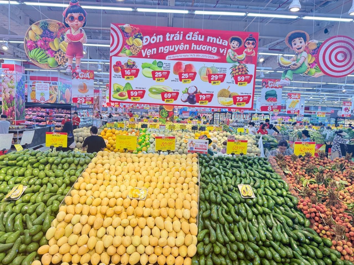 Ghi nhận tại nhiều hệ thống bán lẻ cho thấy sức mua đang tập trung vào các nhóm hàng thực phẩm, đồ uống, trái cây...