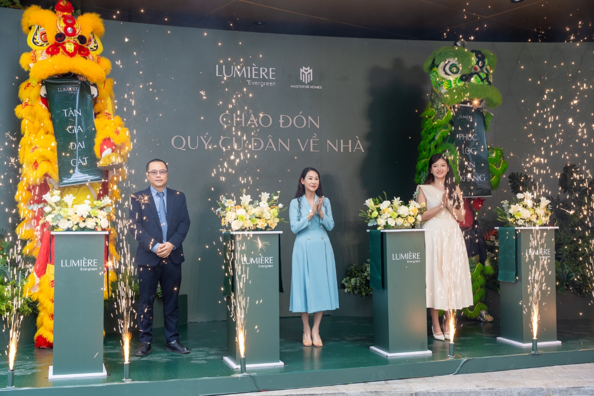 Nghi thức cắt băng đánh dấu cột mốc bàn giao những căn hộ đầu tiên tại LUMIÈRE Evergreen.
