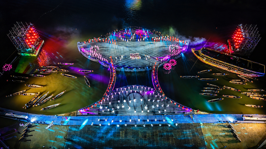 Các chương trình chính sẽ diễn ra lúc 20h hàng đêm tại sân khấu bờ sông Hương.