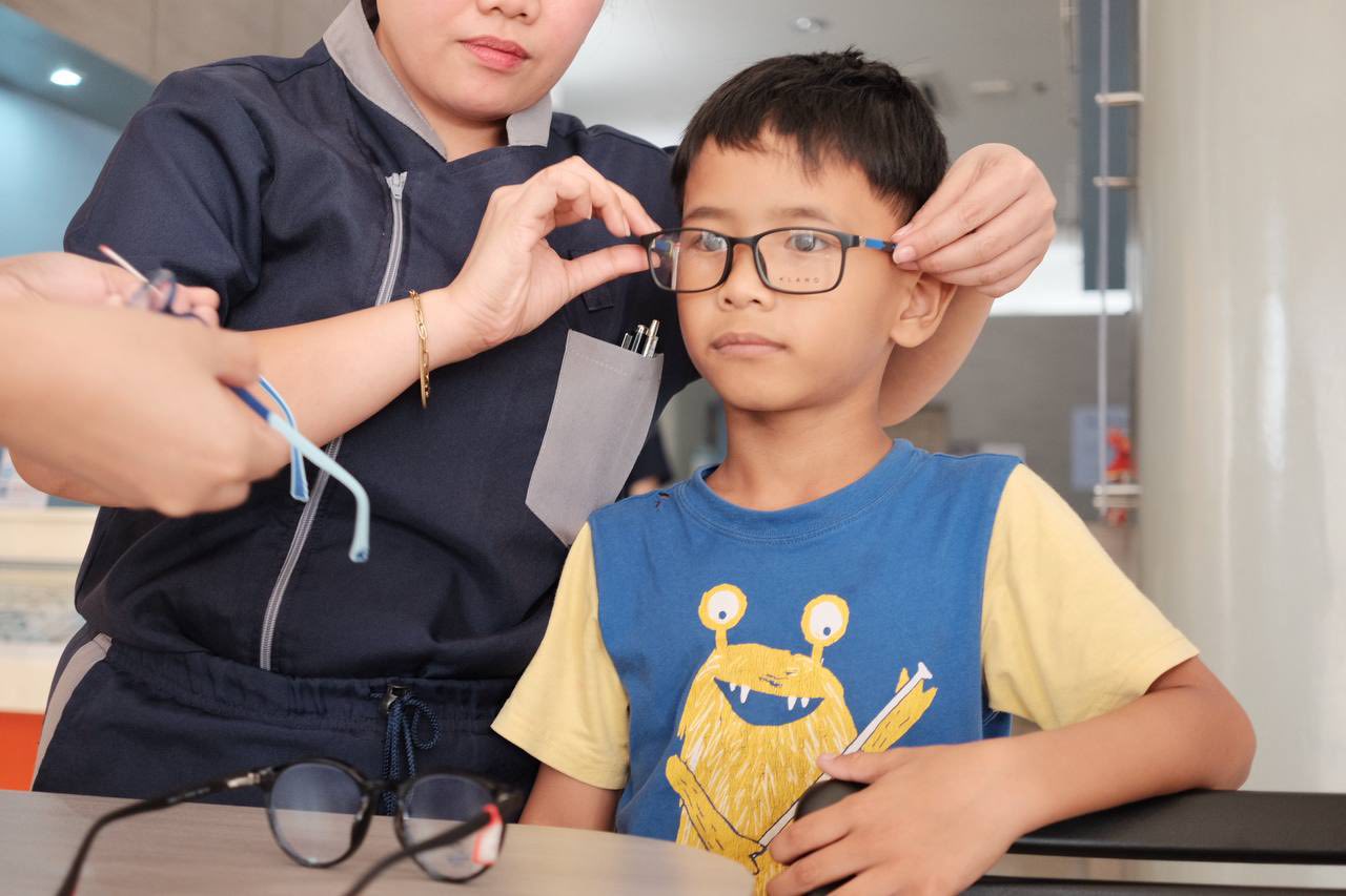 Việc khám mắt và cấp kính cho trẻ được đánh giá là biện pháp chi phí thấp nhưng hiệu quả cao.
