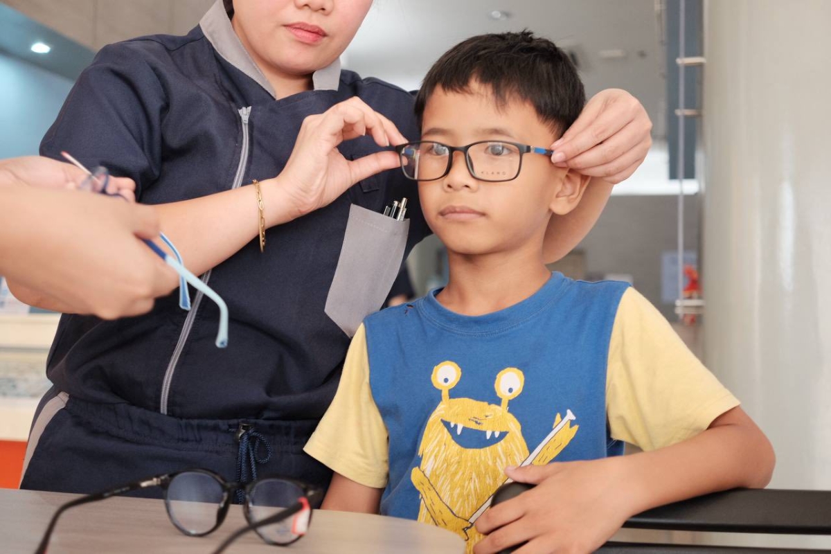 Việc khám mắt và cấp kính cho trẻ được đánh giá là biện pháp chi phí thấp nhưng hiệu quả cao.