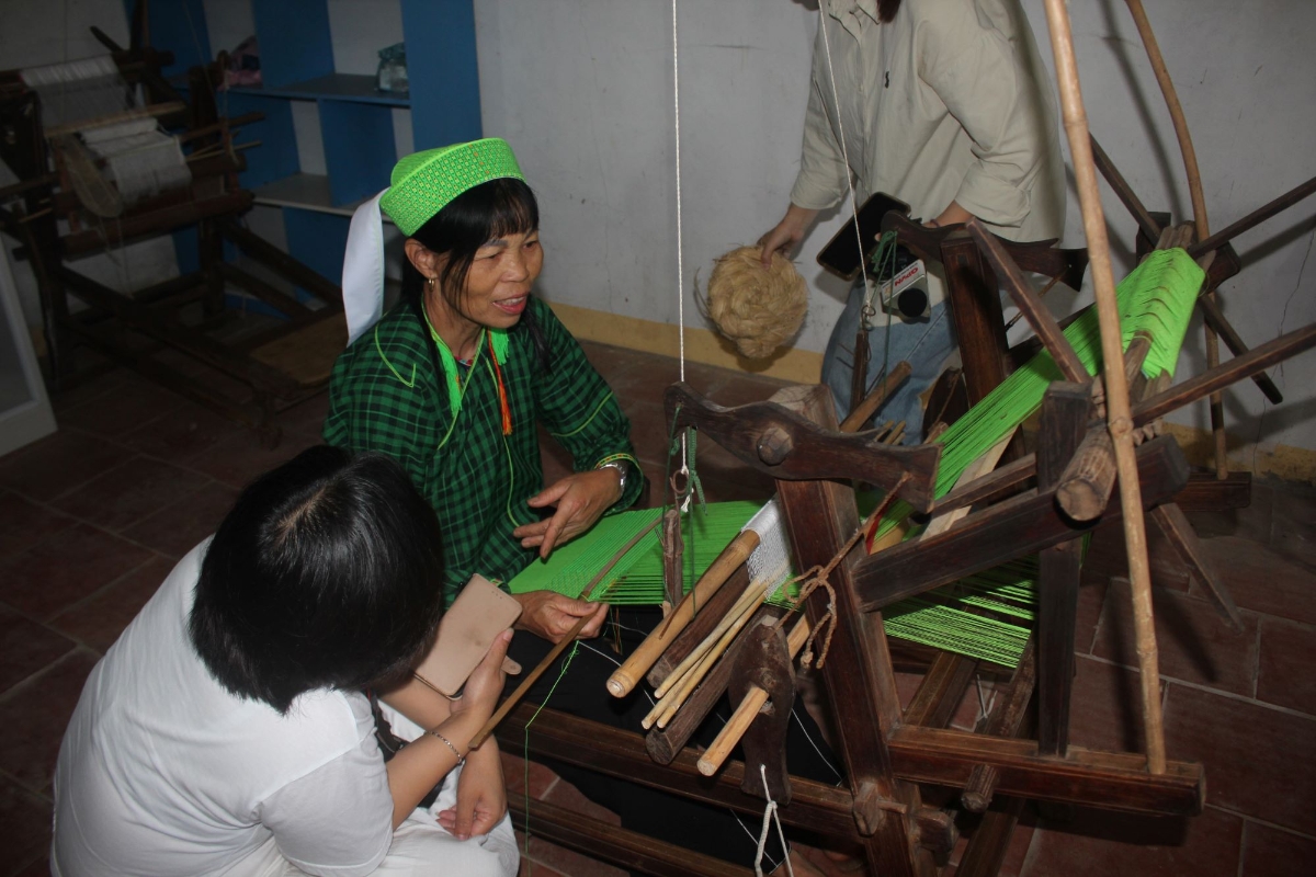 Dệt thổ cẩm của người Nùng ở khối Hợp Tân, phường Kỳ Lừa. Ảnh: Chu Khôi.
