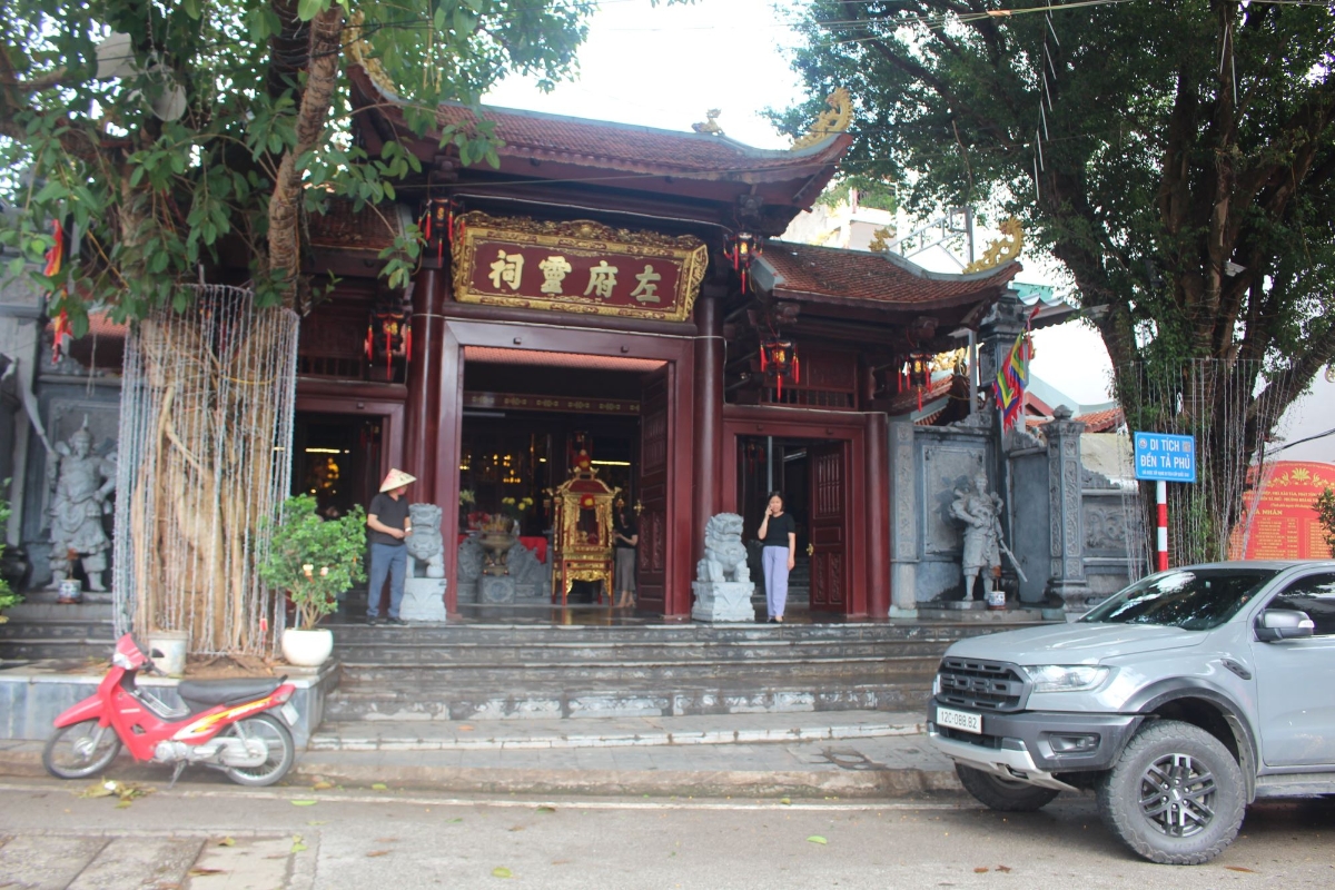 Đền Tả Phủ đối diện cổng Chợ đêm Kỳ Lừa. Ảnh: Chu Khôi.