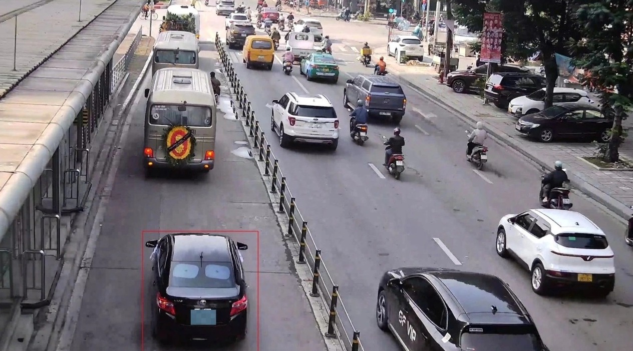 Hình ảnh một chiếc ô tô đi sai làn được camera AI ghi lại - Nguồn: Cục CSGT