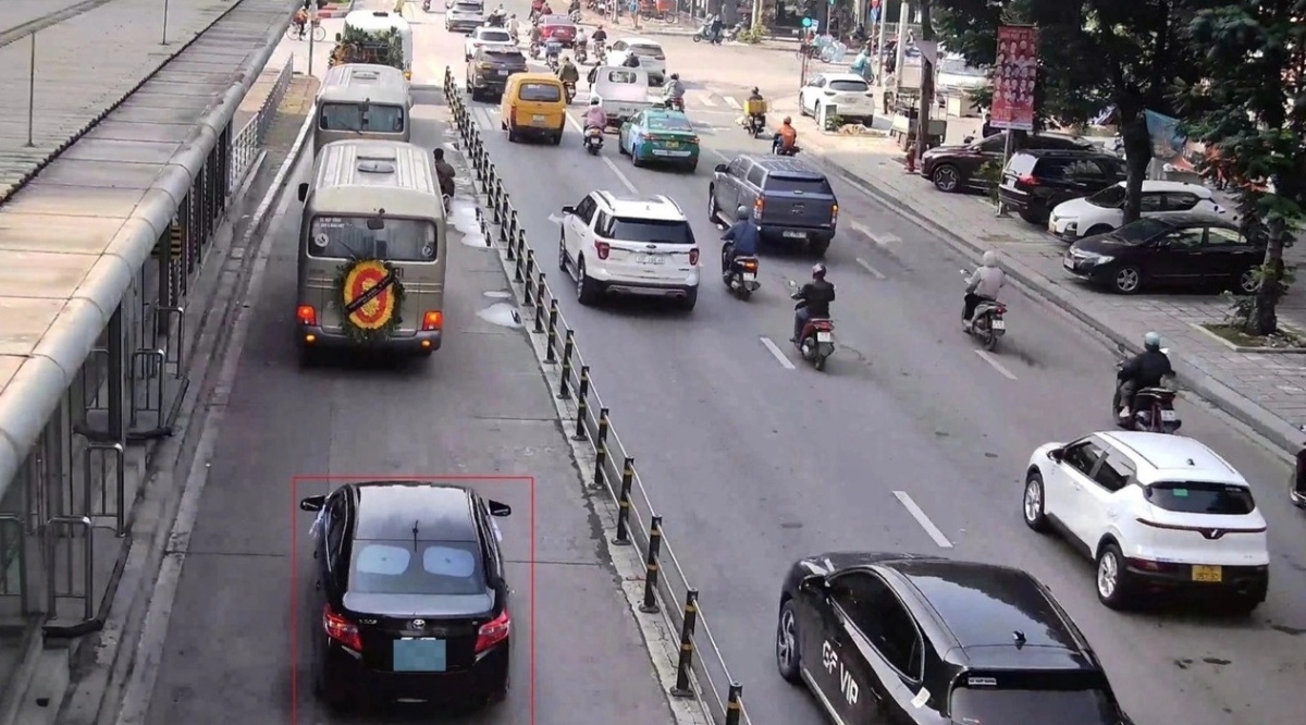 Hình ảnh một chiếc ô tô đi sai làn được camera AI ghi lại - Nguồn: Cục CSGT