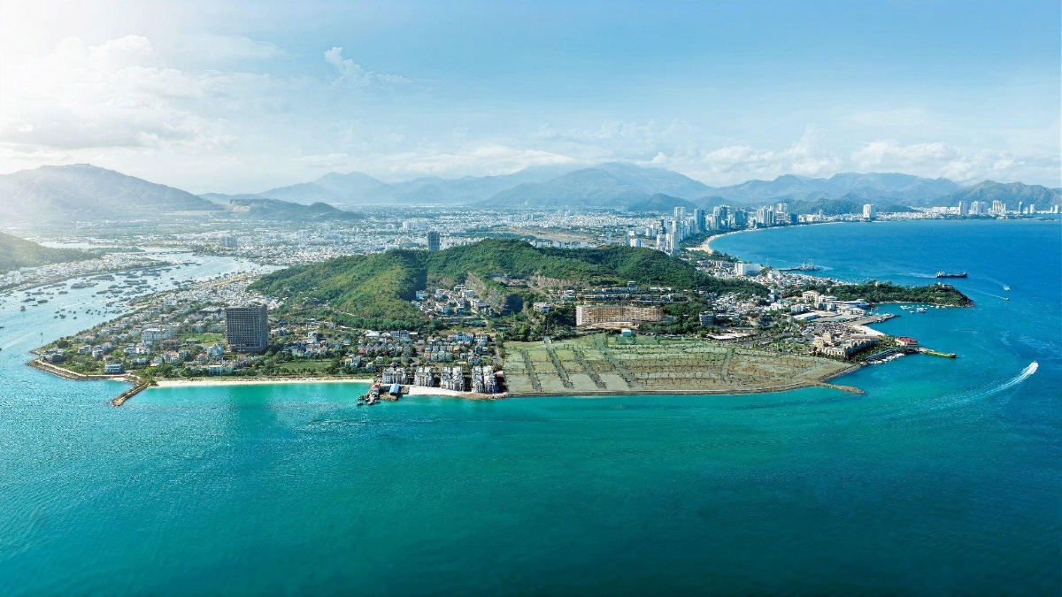 Núi Cảnh Long và Vịnh Nha Trang - Sự kết hợp hoàn hảo kiến tạo nên địa thế “tựa sơn hướng thủy” được giới tinh hoa săn tìm. Ảnh phối cảnh dự án.