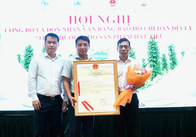 Đại diện lãnh đạo xã Tiên Phước đón nhận văn bằng Chỉ dẫn 