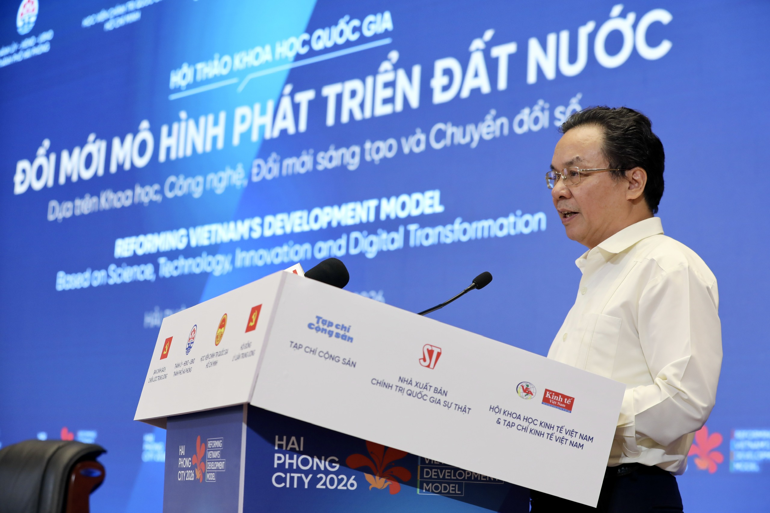 GS.TS Hoàng Văn Cường nhấn mạnh&nbsp;đổi mới mô hình phát triển không thể tách rời việc hoàn thiện thể chế kinh tế thị trường định hướng xã hội chủ nghĩa. Ảnh: Việt Dũng
