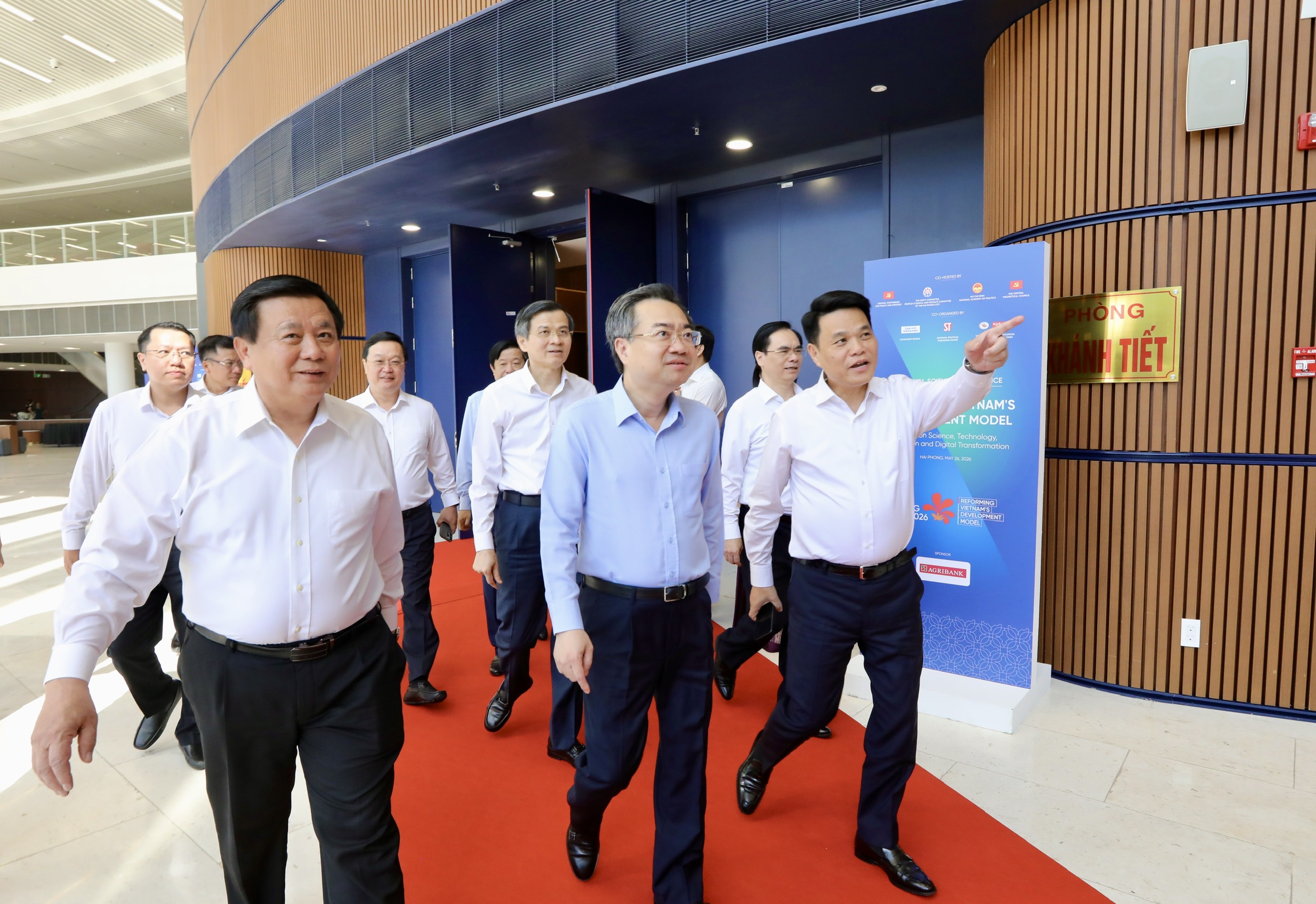 TS. Nguyễn Thanh Nghị, Ủy viên Bộ Chính trị, Bí thư Trung ương Đảng, Trưởng ban Chính sách, chiến lược Trung ương;  PGS.TS Đoàn Minh Huấn, Uỷ viên Bộ Chính trị, Giám đốc Học viện Chính trị Quốc gia Hồ Chí Minh; GS. TS Nguyễn Xuân Thắng, Uỷ viên Bộ Chính trị khoá XIII, Chủ tịch Hội đồng Lý luận Trung ương, và đồng chí Lê Ngọc Châu, Uỷ viên Ban chấp hành Trung ương Đảng, Bí thư Thành uỷ, Trưởng đoàn Đại biểu Quốc hội Thành phố Hải Phòng tại sự kiện.
