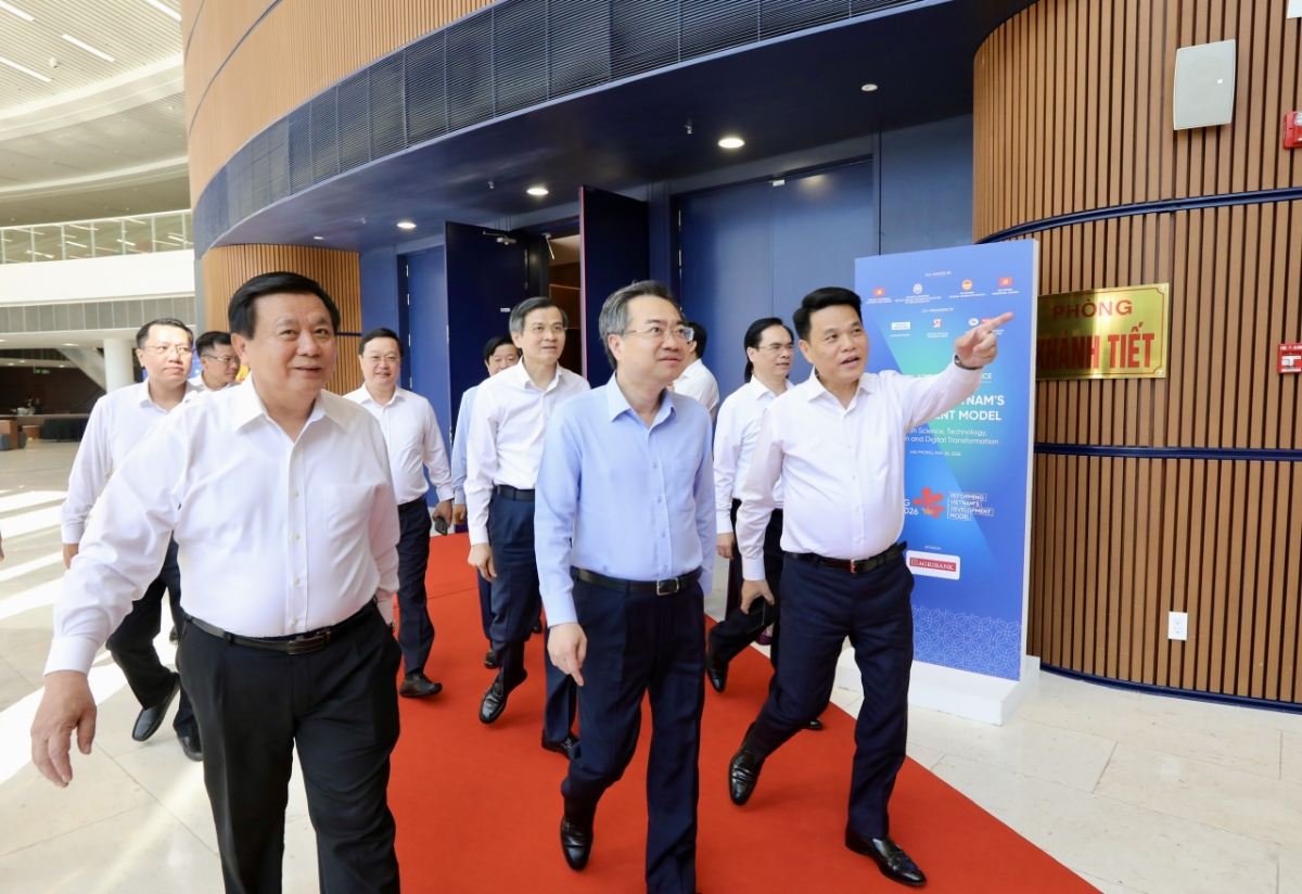 TS. Nguyễn Thanh Nghị, Ủy viên Bộ Chính trị, Bí thư Trung ương Đảng, Trưởng ban Chính sách, chiến lược Trung ương;  PGS.TS Đoàn Minh Huấn, Uỷ viên Bộ Chính trị, Giám đốc Học viện Chính trị Quốc gia Hồ Chí Minh; GS. TS Nguyễn Xuân Thắng, Uỷ viên Bộ Chính trị khoá XIII, Chủ tịch Hội đồng Lý luận Trung ương, và đồng chí Lê Ngọc Châu, Uỷ viên Ban chấp hành Trung ương Đảng, Bí thư Thành uỷ, Trưởng đoàn Đại biểu Quốc hội Thành phố Hải Phòng tại sự kiện.
