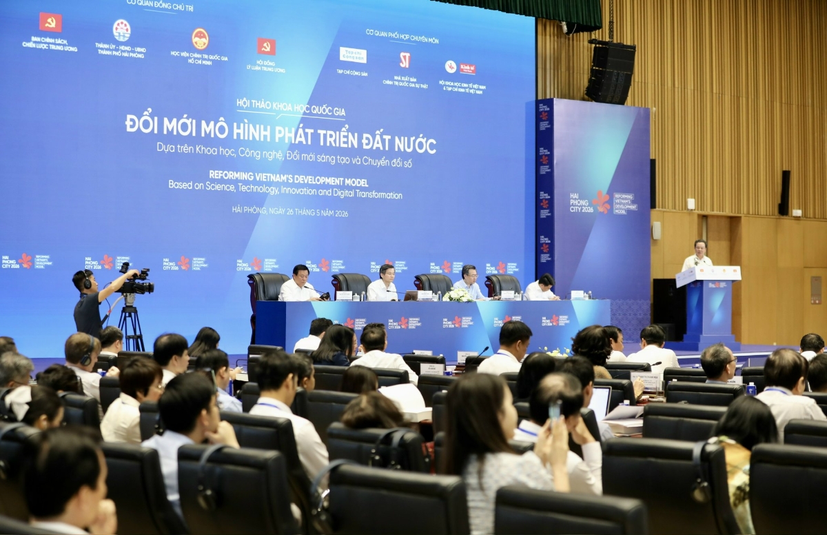 GS.TS Hoàng Văn Cường, Phó Chủ tịch Hội Khoa học Kinh tế Việt Nam, trình bày tại hội thảo: “Đổi mới mô hình phát triển đất nước dựa trên khoa học công nghệ, đổi mới sáng tạo và chuyển đổi số. Ảnh: Việt Dũng.