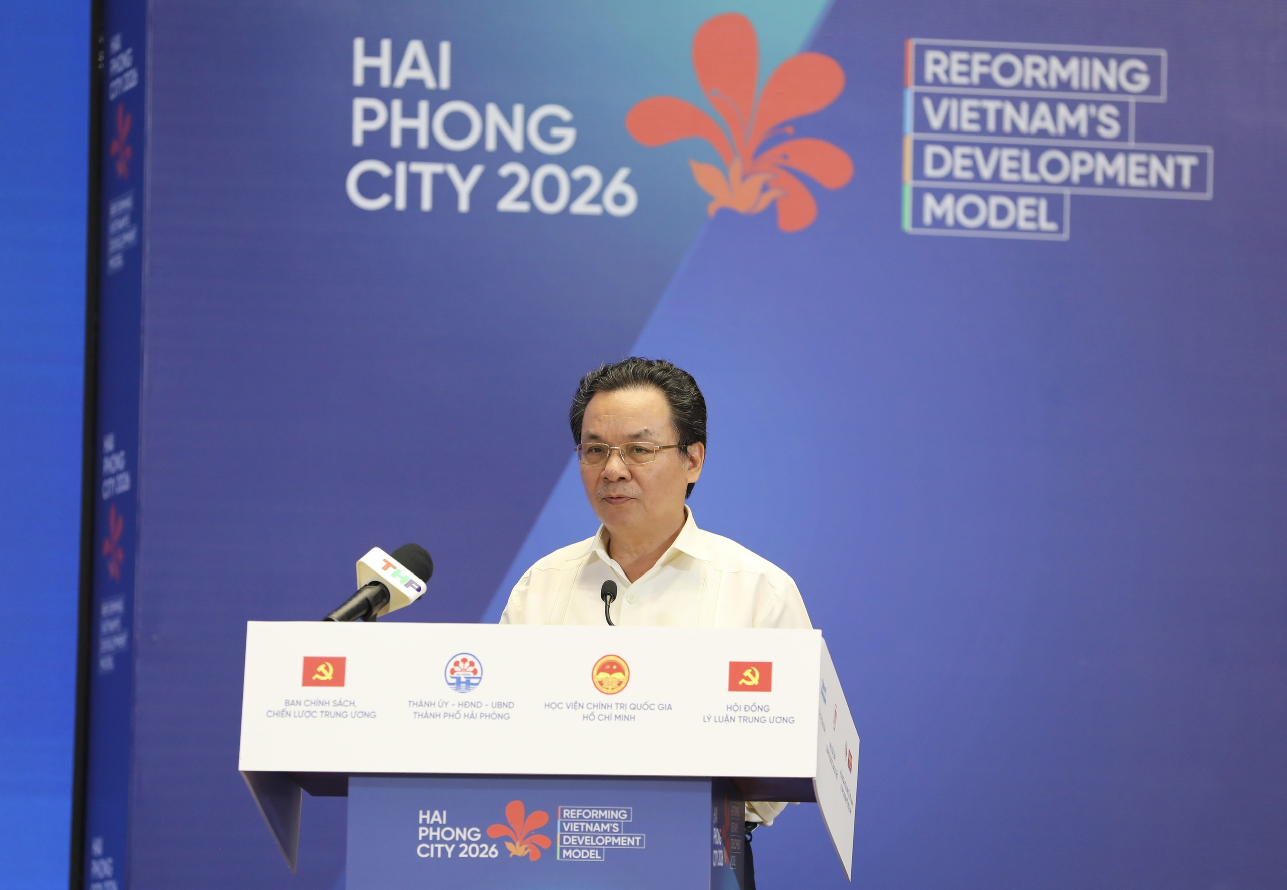 GS.TS Hoàng Văn Cường, Phó Chủ tịch Hội Khoa học Kinh tế Việt Nam, nhận định đổi mới mô hình phát triển phải bắt đầu từ đổi mới quản trị quốc gia. Trong đó, quá trình tái cấu trúc bộ máy cần tiếp tục theo hướng tinh gọn, rõ đầu mối nhưng đồng thời phải bảo đảm phối hợp liên ngành, liên vùng để tránh tình trạng phân mảnh trong điều hành. 