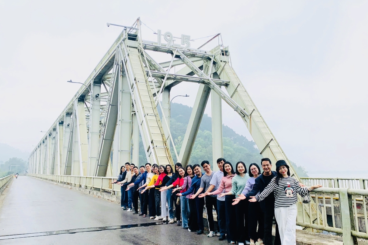Khách du lịch chụp ảnh tại cầu Hàm Rồng