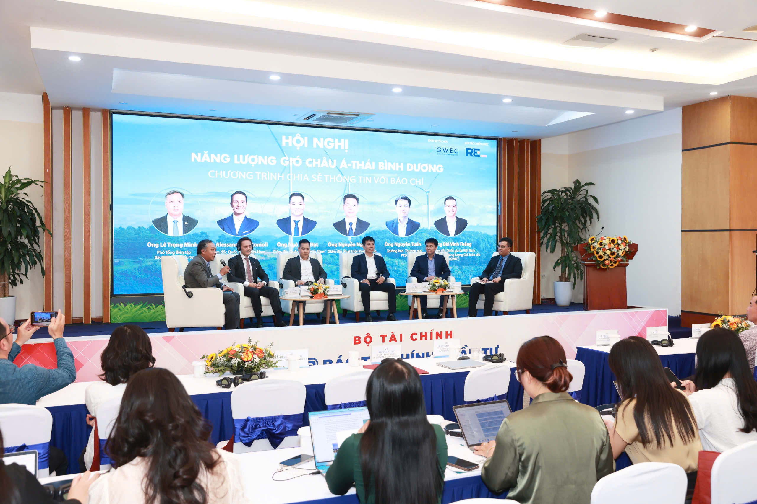 Ông Lê Trọng Minh, Phó Tổng Biên tập Báo Tài chính- Đầu tư và các chuyên gia, doanh nghiệp trong ngành trao đổi tại buổi họp. Ảnh: Chí Cường