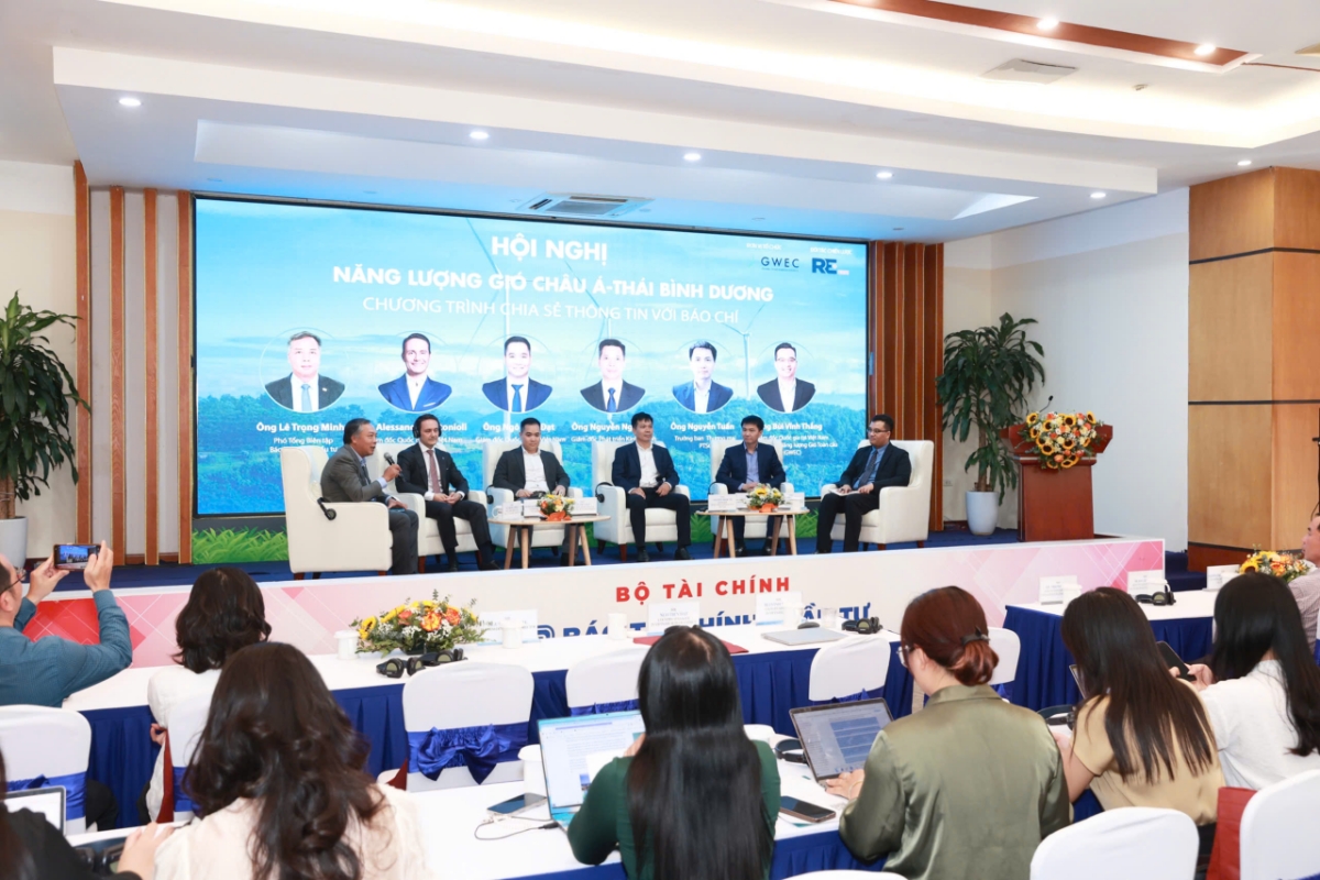 Ông Lê Trọng Minh, Phó Tổng Biên tập Báo Tài chính- Đầu tư và các chuyên gia, doanh nghiệp trong ngành trao đổi tại buổi họp. Ảnh: Chí Cường