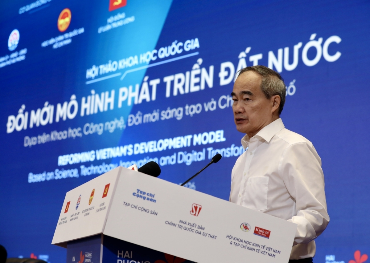 GS.TS. Nguyễn Thiện Nhân, nguyên Ủy viên Bộ Chính trị, nguyên Phó Thủ tướng Chính phủ, nhấn mạnh để định hình mô hình phát triển quốc gia trong thế kỷ 21, Việt Nam cần chủ động lựa chọn con đường phù hợp với điều kiện thực tiễn của mình, đồng thời quan sát, học hỏi kinh nghiệm từ các quốc gia khác.