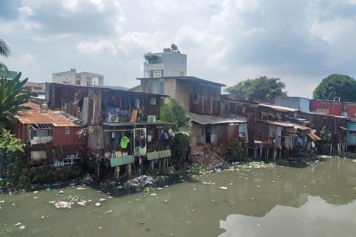 Trong giai đoạn 2026 - 2030, TP.Hồ Chí Minh đặt mục tiêu di dời khoảng 39.600 căn nhà ven kênh rạch. Ảnh minh họa
