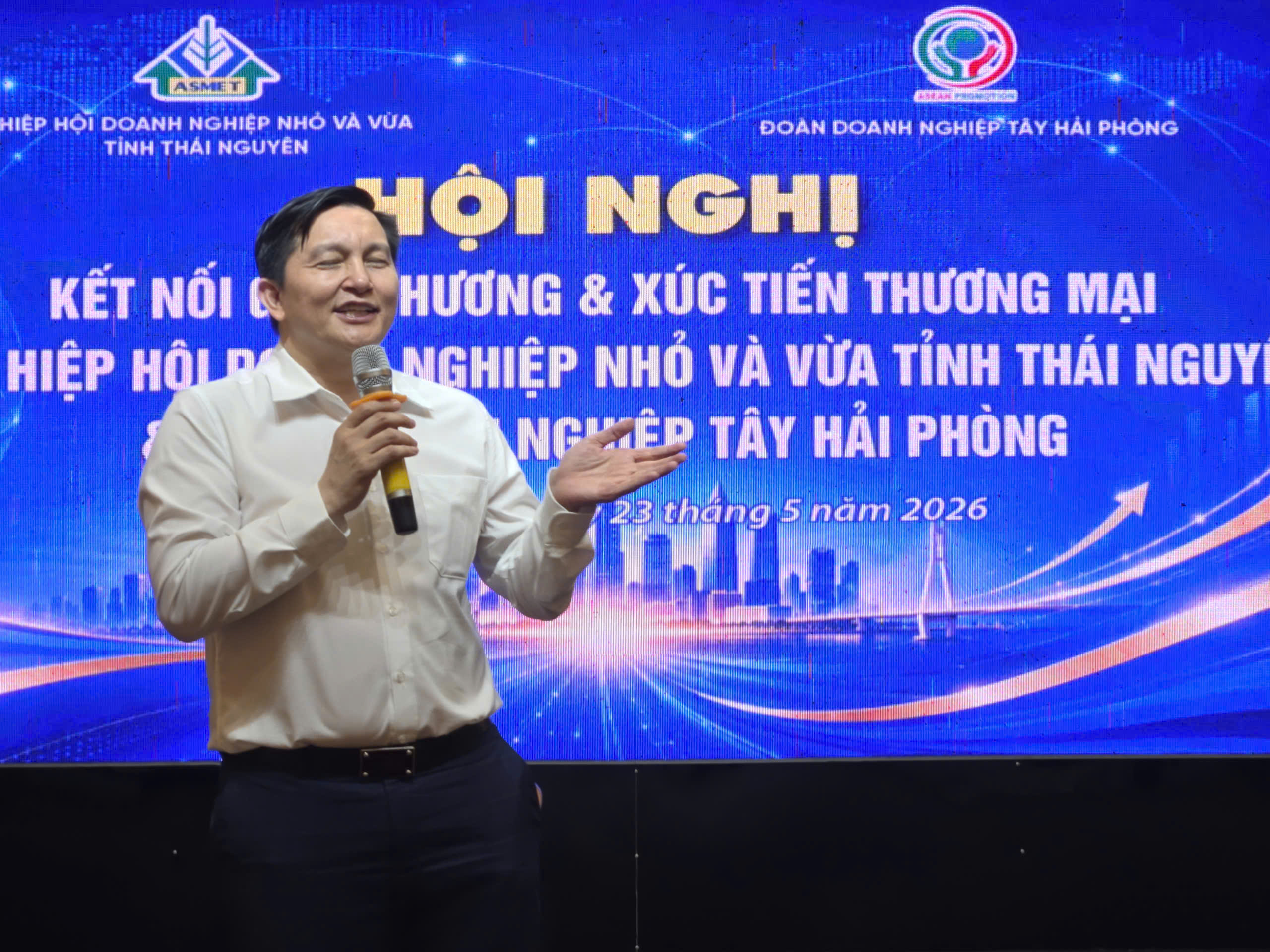 TS Trần Đức Hạnh,  Chủ tịch Hiệp hội Doanh nghiệp nhỏ và vừa tỉnh Thái Nguyên chia sẻ tại sự kiện.