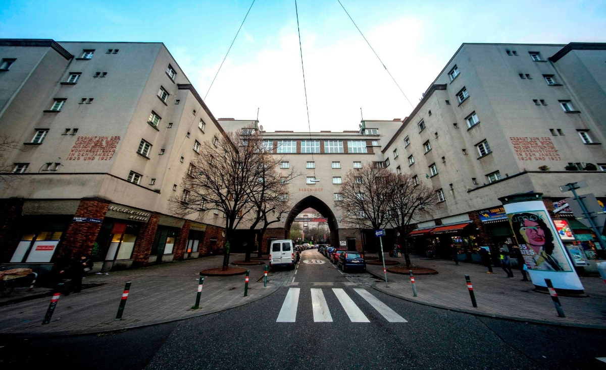 Khu nhà ở xã hội Rabenhof tại Vienna - một trong những tổ hợp “Gemeindebau” tiêu biểu của thời kỳ “Red Vienna”, với hơn 1.100 căn hộ cho thuê giá phải chăng dành cho người dân đô thị. Ảnh: Vienna Film Commission - Social Housing Rabenhof
