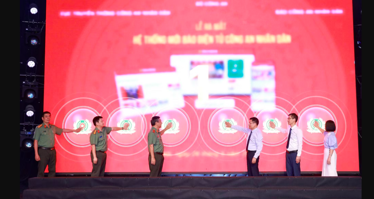 Các đại biểu thực hiện nghi thức bấm nút ra mắt giao diện mới Báo điện tử Công an nhân dân.
