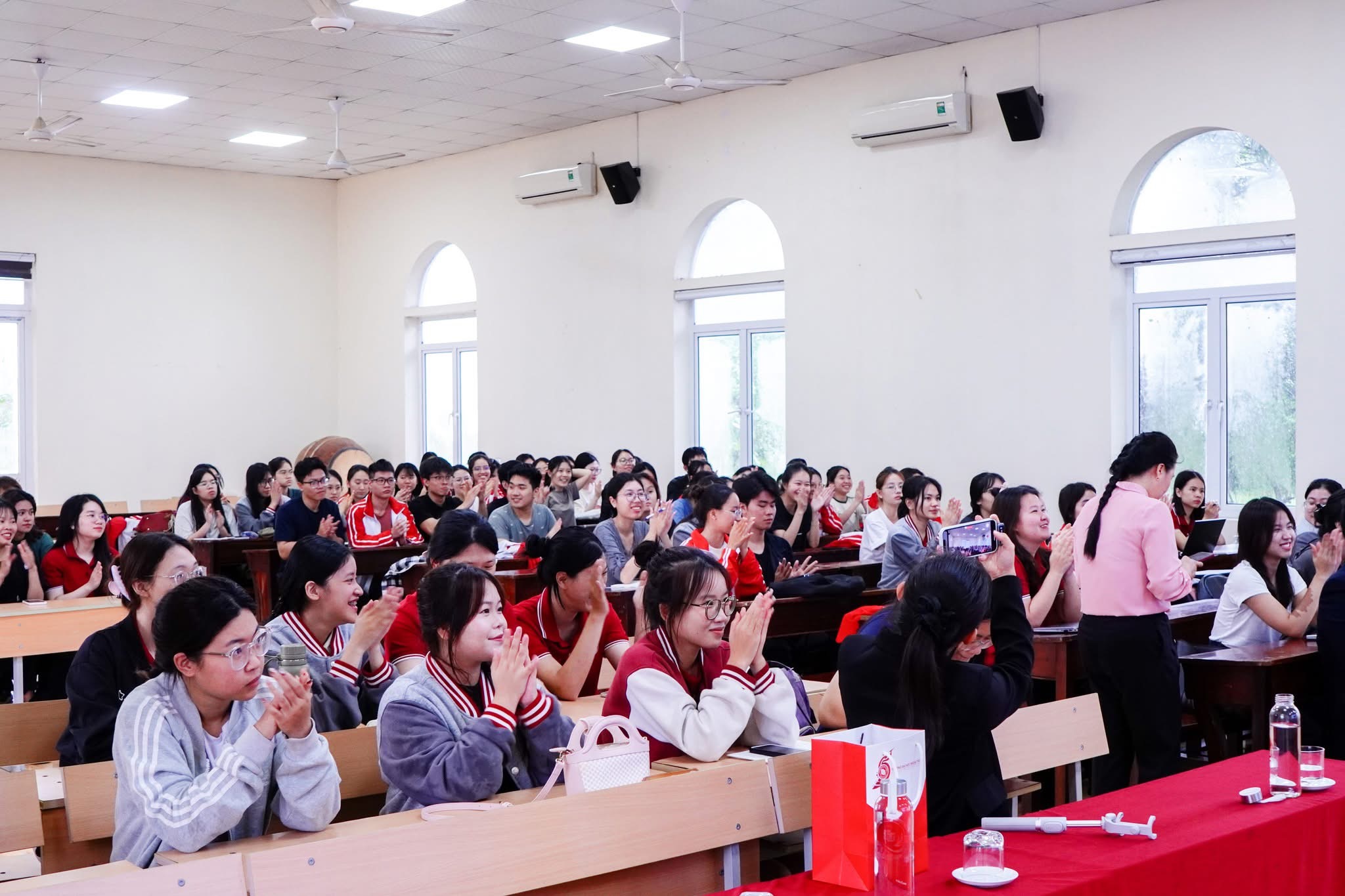 Một buổi Talk với doanh nhân của sinh viên FTU Quảng Ninh - Ảnh: FTU