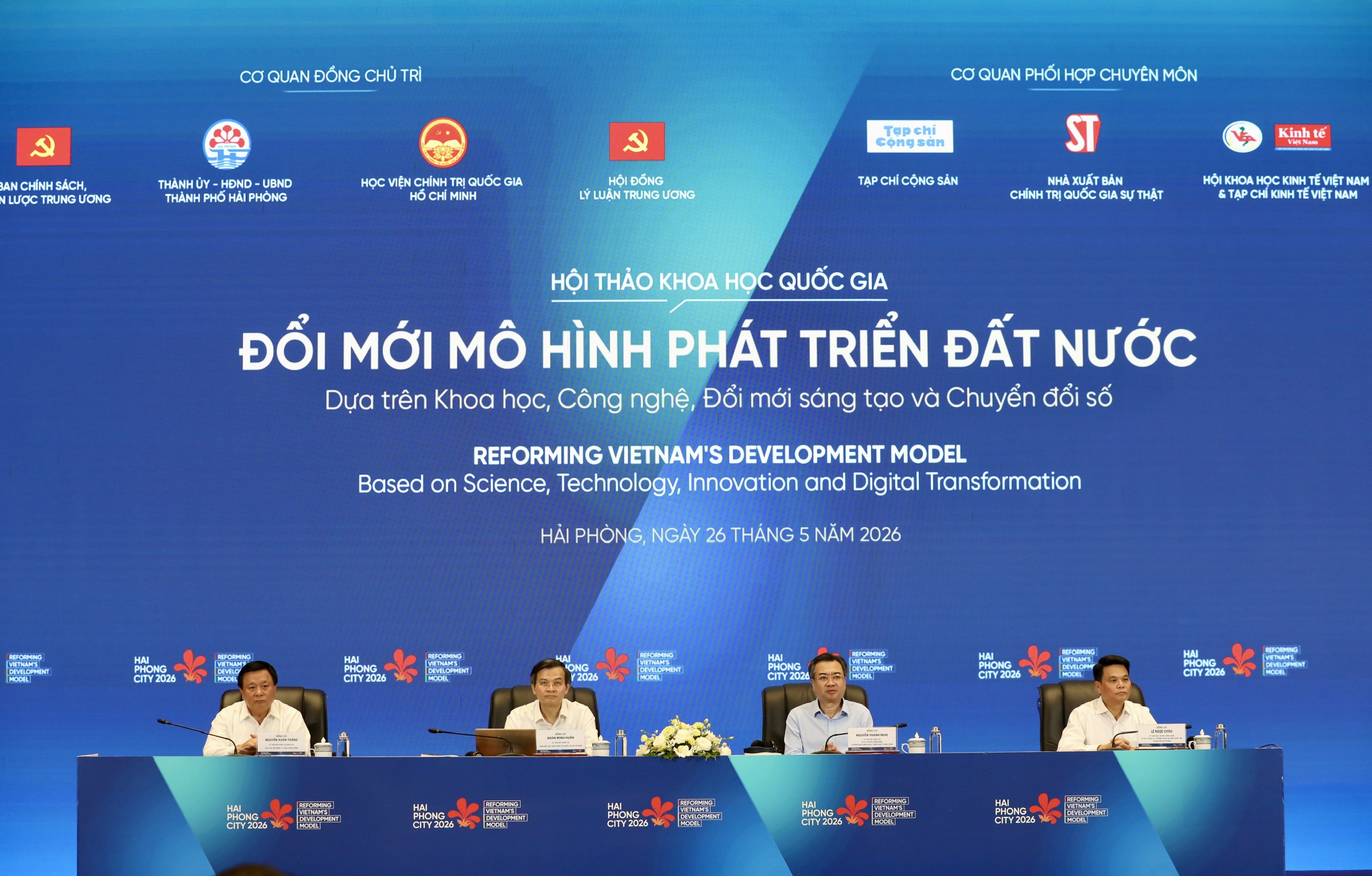 Hội thảo có sự tham dự và đồng chủ trì của các đồng chí Ủy viên Bộ Chính trị: Nguyễn Thanh Nghị, Bí thư Trung ương Đảng, Trưởng ban Chính sách, chiến lược Trung ương; PGS. TS Đoàn Minh Huấn, Giám đốc Học viện Chính trị Quốc gia Hồ Chí Minh; Ủy viên Bộ Chính trị khóa XIII, Chủ tịch Hội đồng Lý luận Trung ương Nguyễn Xuân Thắng; các đồng chí nguyên Ủy viên Bộ Chính trị; các đồng chí Ủy viên Trung ương Đảng cùng các đồng chí lãnh đạo Nhà xuất bản Chính trị Quốc gia Sự thật, Lãnh đạo Hội Khoa học Kinh tế Việt Nam.