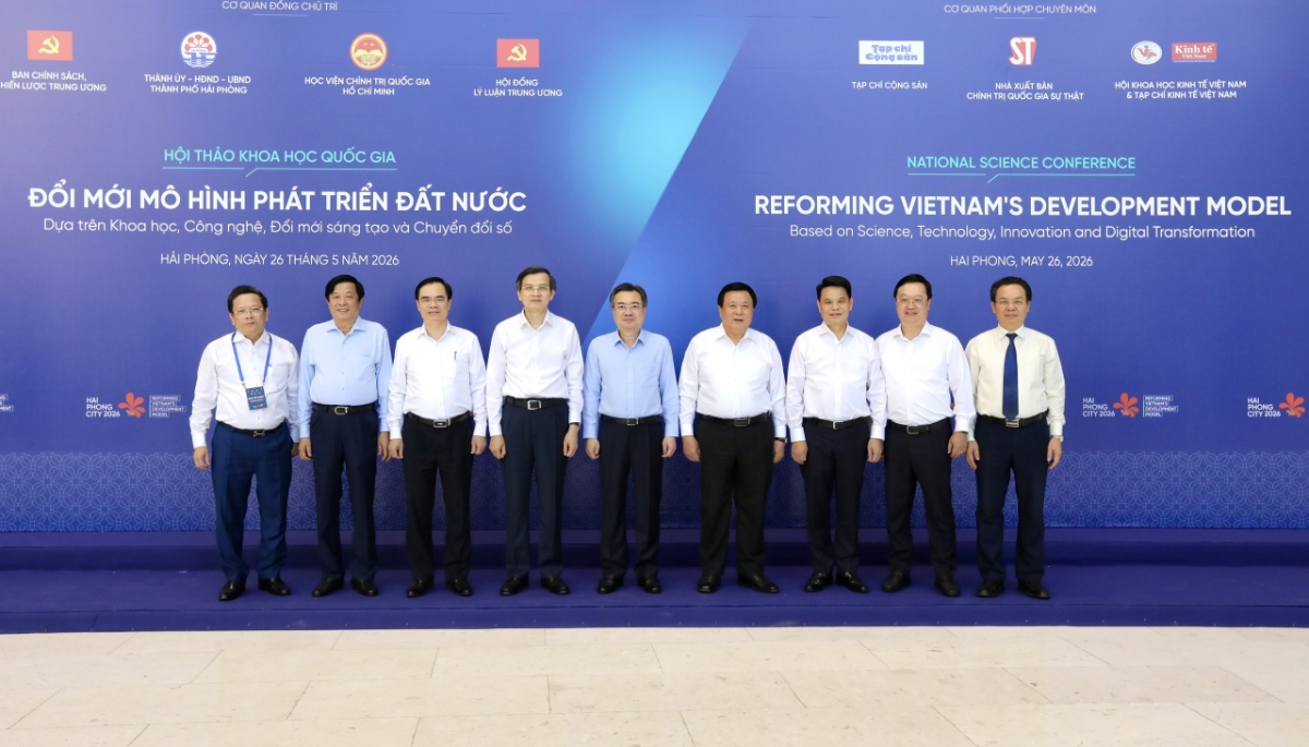 TS. Nguyễn Thanh Nghị, Ủy viên Bộ Chính trị, Bí thư Trung ương Đảng, Trưởng Ban Chính sách, Chiến lược Trung ương; PGS.TS Đoàn Minh Huấn, Uỷ viên Bộ Chính trị, Giám đốc Học viện Chính trị Quốc gia Hồ Chí Minh; GS. TS Nguyễn Xuân Thắng, Uỷ viên Bộ Chính trị khoá XIII, Chủ tịch Hội đồng Lý luận Trung ương, và đồng chí Lê Ngọc Châu, Uỷ viên Ban chấp hành Trung ương Đảng, Bí thư Thành uỷ, Trưởng đoàn Đại biểu Quốc hội Thành phố Hải Phòng cùng các đại biểu chụp ảnh lưu niệm trước phiên khai mạc.&nbsp;