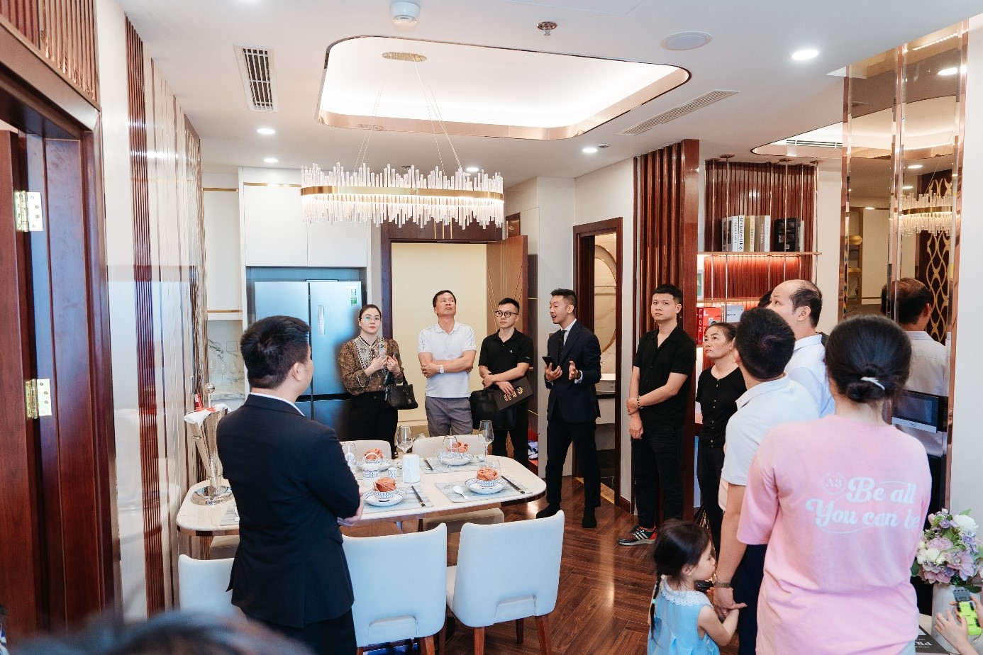 Khách hàng ấn tượng khi được trực tiếp tham quan, trải nghiệm các căn hộ tại tầng mẫu Golden Crown Hai Phong. Ảnh: DOJILAND.