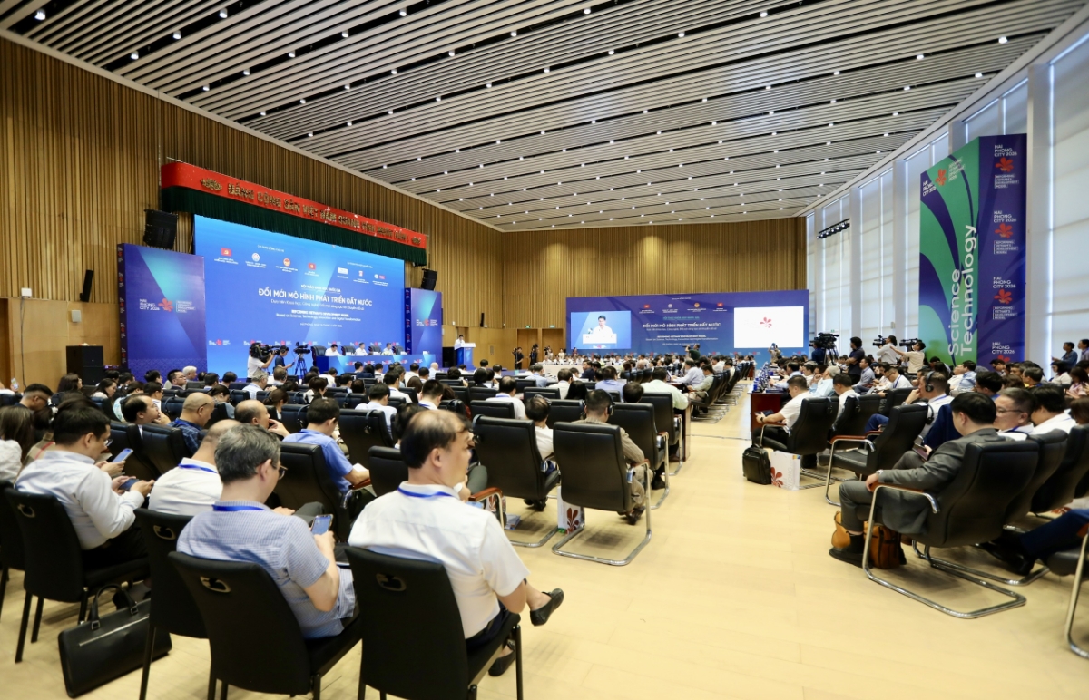 Toàn cảnh&nbsp;Hội thảo khoa học quốc gia “Đổi mới mô hình phát triển đất nước dựa trên khoa học, công nghệ, đổi mới sáng tạo và chuyển đổi số”. Ảnh: Việt Dũng