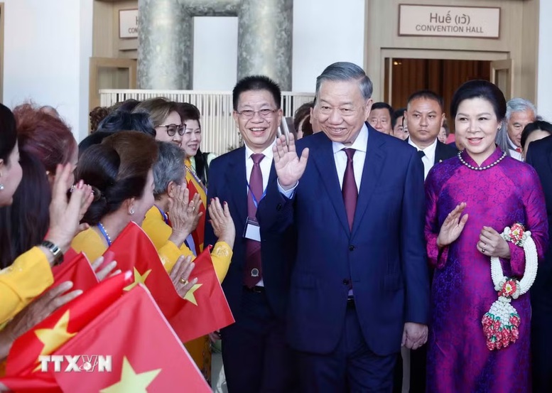 Tổng Bí thư, Chủ tịch nước Tô Lâm và Phu nhân gặp gỡ cộng đồng người Việt Nam tại Thái Lan - Ảnh: TTXVN