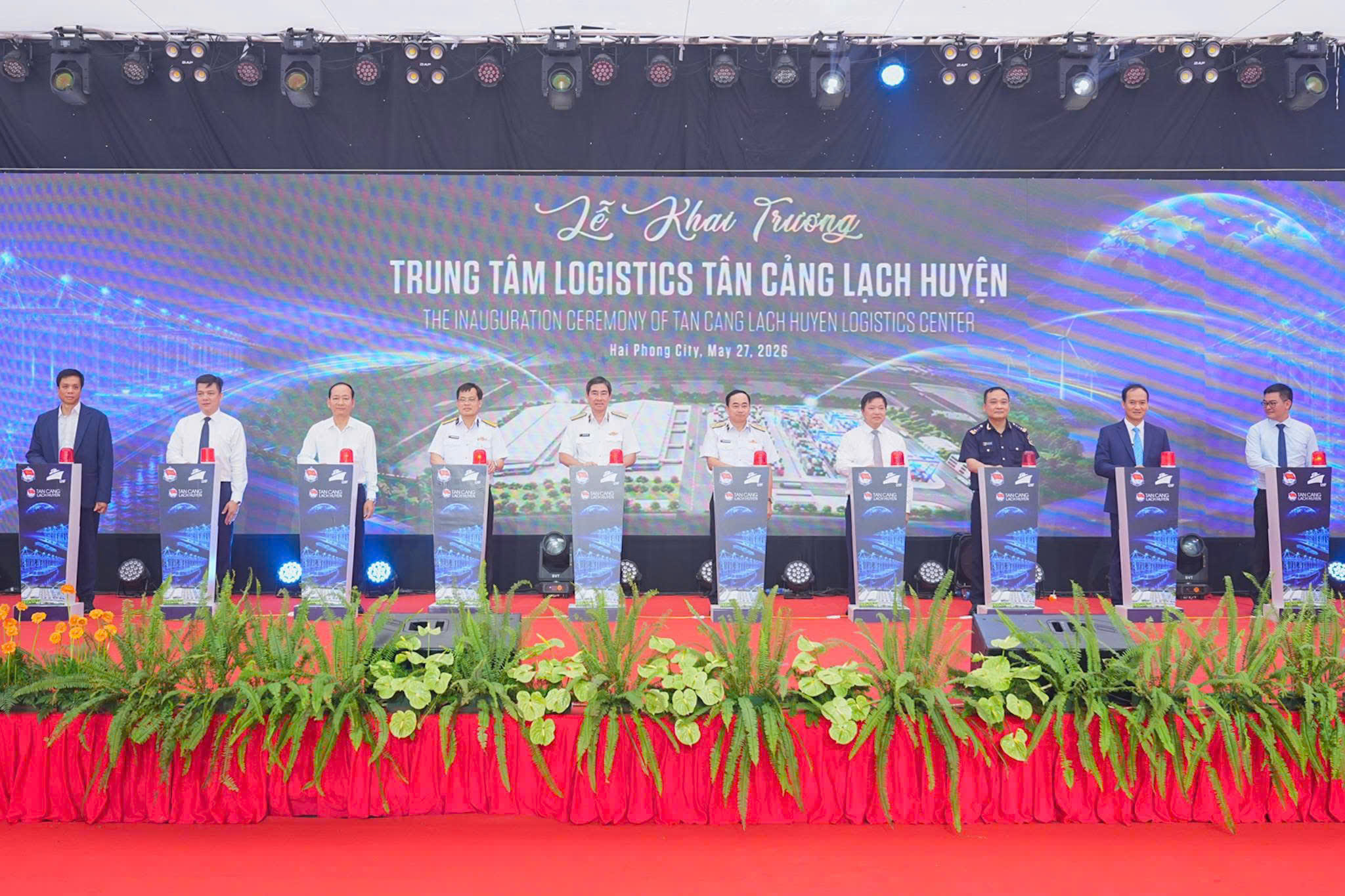 Các đại biểu khai trương Trung tâm Logistics Tân Cảng Lạch Huyện.