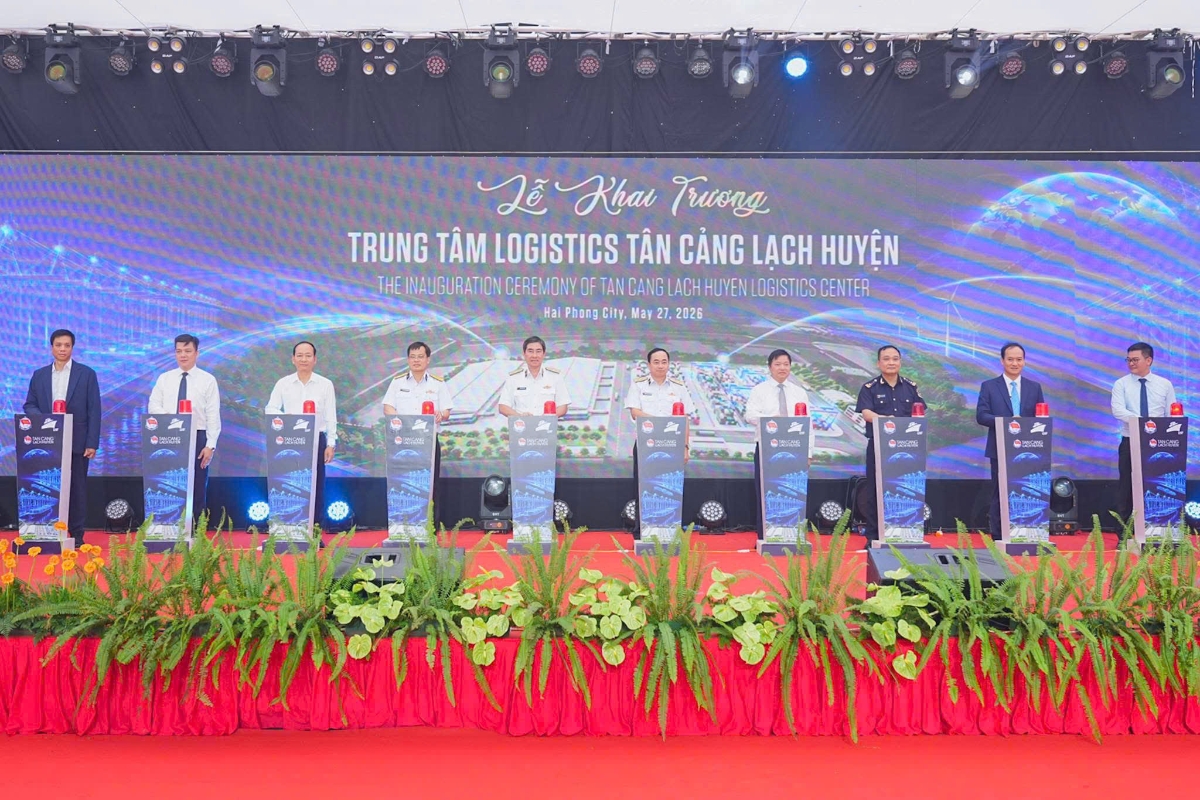 Các đại biểu khai trương Trung tâm Logistics Tân Cảng Lạch Huyện.
