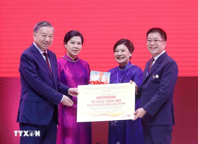 Tổng Bí thư, Chủ tịch nước Tô Lâm và Phu nhân trao tặng tượng trưng "Tủ sách tiếng Việt" cho Hội người Việt Nam toàn Thái Lan - Ảnh: TTXVN