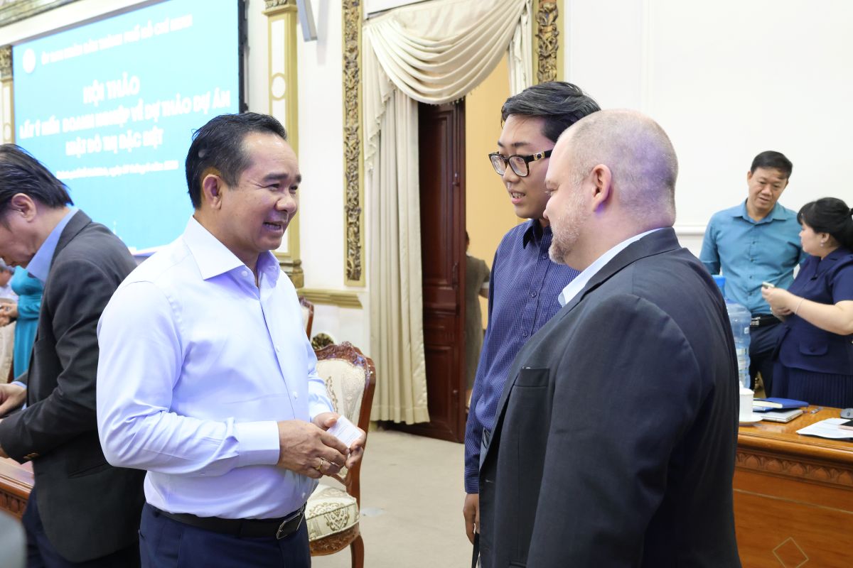 Doanh nghiệp đề xuất cơ chế đột phá cho Luật Đô thị đặc biệt TP. Hồ Chí Minh 2 Chủ tịch UBND Thành phố Nguyễn Văn Được trao đổi với các doanh nghiệp bên lề Hội thảo - Ảnh: Cổng thông tin điện tử Thành phố