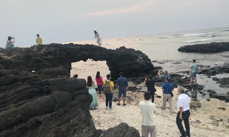Cổng Tò Vò được hình thành từ núi lửa phun trào hấp dẫn khách du lịch. Ảnh Ngô Anh Văn