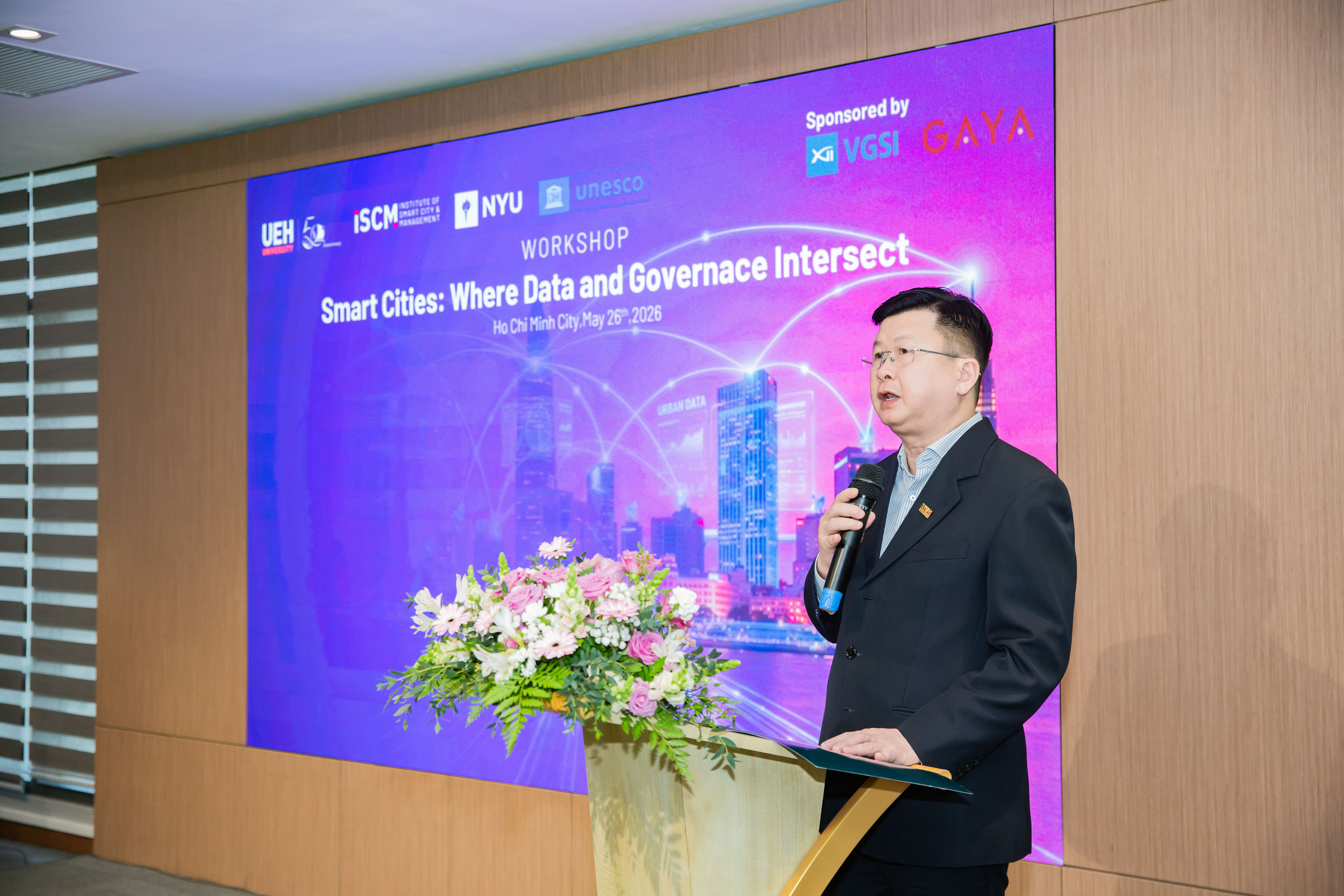 TS. Đinh Công Khải, Phó Giám đốc UEH phát biểu tại hội thảo 