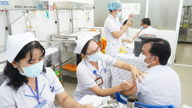 Các nhân viên y tế có chuyên môn phù hợp hỗ trợ các cơ sở y tế phường, xã, đặc khu nhằm nâng cao chất lượng khám chữa bệnh, phòng bệnh. Ảnh mang tính minh họa